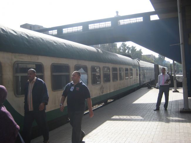 予定では8時くらいに着くということでしたが、結局9時くらいに到着。<br /><br />しかも私たちの車両の出入口がホームに着く前に止まってしまったので、<br />前の車両まで歩きました（笑）。<br />