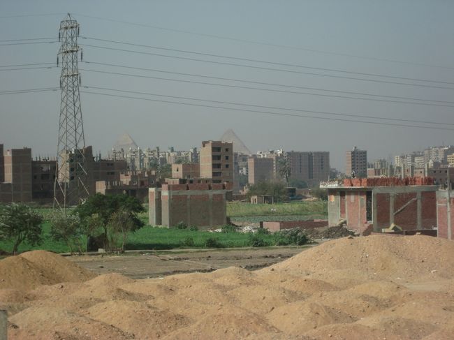 ナイルエクスプレスが予定よりも遅く着いたため、ギザのクフ王のピラミッドへの特別入場に間に合わず。。。<br />とりあえずダハシュールへ向かいます。