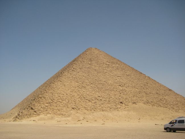 これが　赤のピラミッド<br />赤っぽい石がつかわれてるそうです。<br />