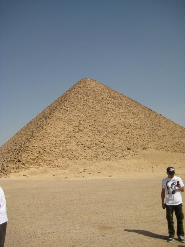 赤のピラミッドは<br />中がとんでもなく臭いそうです。