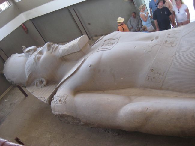 メンフィス博物館<br />ラメセス2世が横たわってる。<br />相当大きい！そしてかっこいい！