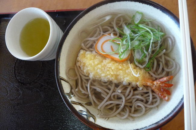 悩みに悩んで結局そば（笑）<br /><br />だって丼ものとかは１０時からしかやってなくて。<br /><br />でもあっさりした出汁がとてもおいしかったです。