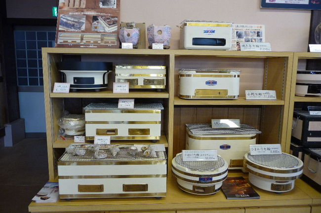 神社をあとに軍艦島に向かう途中の道の駅で<br />七輪を見つけました。<br /><br />これも前にテレビで見たことありまして、<br />ここの特産品です。<br /><br />これで焼いて食べるとおいしいだろうなぁ・・・。<br /><br />お昼ごはんにどこがいいですか？って道の駅の人に尋ねて<br />教えてもらったお店が・・