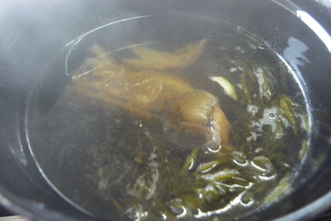 定食に付いていたこの汁物。<br /><br />ハタハタが軽く焼いてあって<br />海草が食べたことない太くてヌルヌル。<br /><br />もずくとは違ってましたが、<br />体にゼッタイいい！って感じ。