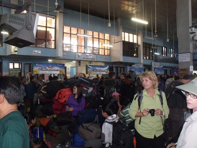 空港の中はごった返している。入場制限までしている。<br />SとPと書いたカードをぶら下げた人がやってきて、TARA航空の前に連れて行かれ、<br />８時になったら受付をしてもらえと言う。ここでお前はポーターか、ボランティアかと聞く。<br />これが失敗の元だった。返事もせずに行ってしまった。<br />この人たちにチップを払い、受け付けを頼めばよかったのである。<br /><br />８時になっても９時になっても受け付けは始まらない。時たま係員が名簿を持ってきて、<br />搭乗券と荷物券を配りに来るだけ。第３便あたりになったので、他人の荷物の上に上がり、<br />覗き込むが、日本人らしい名前はなかった。<br /><br />他の日本人と話をすると、３日前から飛んでいないし、前日にはオーバーランで空港が使えなかったらしい。デワァリの初日で大変な混雑で、他の航空会社はルクラには飛んでいないようである。<br /><br />