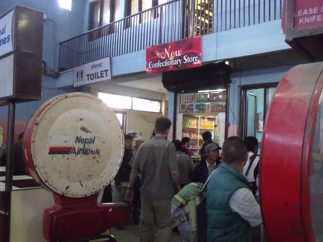 もう３時近くになって、今日の飛行機はもう飛ばないことがわかり、解散となった。<br />アナウンスとかは一切なし。日本人の方と話し合う。彼らはもう１日挑戦すると言う。<br />３日目ということだ。私はジリから歩く決心した。当日券を持っていてもダメだったものが、<br />オープンチケットになってしまったのに、到底乗れるとは思えなかった。余程のコネがない限り。<br /><br />ガイドはチケットにキャンセルのスタンプを押してもらえとか、<br />税金を払い戻してもらえとか、自分の客でもないのに親切に教えてくれる。<br /><br />ガイドがタクシーの運ちゃんと、なにか言い争っている。<br />デワァリ割り増しをくれ。３００ルピーじゃないといやだと言われたらしい。<br />やはり、来る時の３００ルピーのしっぺ返しは妥当だったのだ。<br /><br />ASAHIトラベルに行き、１１５ドル返金してもらう。<br />１１月６日の帰りのルクラ便をとりなおしてもらう。<br />しきりに明日もう１度挑戦したらよいのにというが、<br />確実な日程のほうが良いと拒否する。<br /><br />昨日行って断られたマッサージに行く。スパと言っているが、<br />シャワーと小っちゃいサウナががあるだけのようだ。<br /><br />ディワリーに飛行機とられてバスの旅