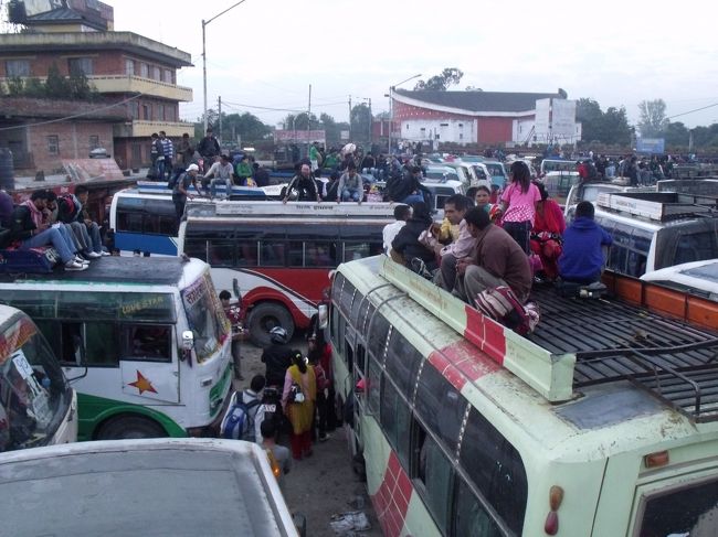 ２０１０年１０月１４日（木）<br />タクシーに２００RPも払ってしまった。今日の不覚。真っ暗なオールドバスターミナルは大変な人ごみで埋め尽くされていた。まずは切符と売り場に行くが、押し合いへし合いらちが明かない。ジリ、ジリ、と叫んでいるうちに、あちらで並べと言うことが解った。<br /><br />こちらも大変な行列だ。背の高い外人にジリかと聞くとそうだと言うので、切符を買ってくれと頼むと、イッツアアンフェアーと拒否される。それでも頼み込むと承諾してくれる。チャイ屋でチャイを頼み持っていくと、荷物を持っていてくれと頼まれた。<br /><br />しばらくすると、やはり切符はすでになく、屋根の上で行く、お前も来るかとなる。憧れのバスの屋根の上だ。