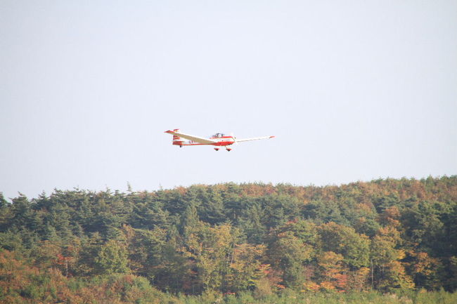小さい空港なので、飛行機は当分飛んできません。<br /><br />その間、セスナっぽい飛行機が練習してるのを眺めておりました。