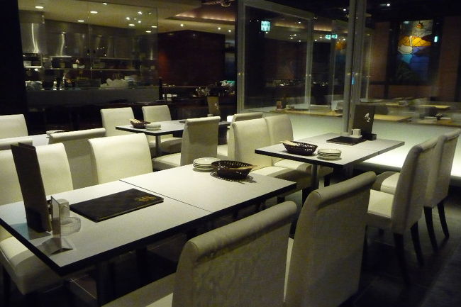 居酒屋といっても洋風な店内。