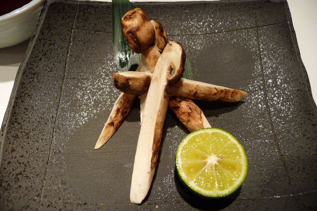 で、私のワガママで食べたことないマツタケを・・・<br /><br />うん、食感と香りを楽しむ食べ物ですね。<br /><br />でも、これでいつ死んでも後悔しないよ。（笑）