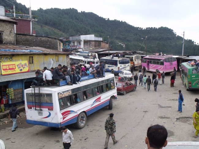 ジリまでのバスは非常に楽しい。体が重いので、昇り降りはつらいがいろいろあった。<br />どういうわけかボールペンをなくしてしまい、メモが取れなくて忘れてしまった。<br /><br />カトマンズ市内を抜けると、大きな仏像が見えてきた。HPで紹介されていた、最近できた観光スポットだなと思う。２時間ほどしたら、遠くに白い山々が見えてきた。去年登ったゴサイクンド、ランタンの山々だと乗客が教えてくれる。<br /><br />昼食は、ダルバート。ネパールのプレート定食だ。食べるしりから足してくれる。ご飯もおかずも。１５分程しか時間がない。小雨が降ってきた。濡れると非常に寒いので、乗客はどこにシートがあるのか知っているので引っ張り出す。<br />周りの人たちが持つので、真中の人は半分寝ている状態。<br /><br />