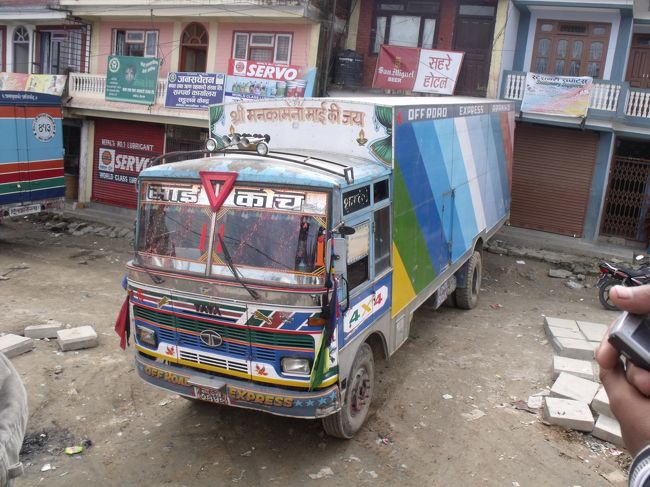 ４時間たった頃、橋を渡る。ここからすごく急な九十九折りの道が続く。<br />横に座っている人が、タトパ二と言った。タトパ二には敏感に反応する<br />温泉のことだ。タトパ二があるのかと聞くと、橋を渡らずに上流に向かうとあるそうです。<br /><br />ジリに近づくと、桜が真っ盛りに咲いている。４，５人降りたらずいぶん楽になった。稲は取り入れ寸前。ばぁさんが水車で粉ひきをしている。