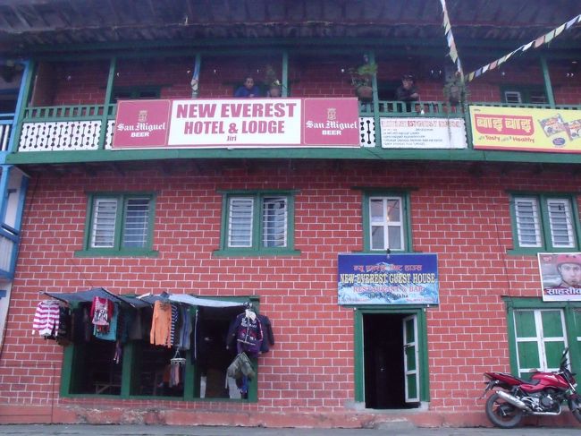 ５：３０ジリに到着。<br />ジリの町は１００Mもないほどの町　イスラエルが連れてきたポーターが、ポーターを紹介すると言う。しばらくするとエージェントだと称する男がやってきた。ポーターは１日１３ドル、１０００RPだという。ちょっと高いとごねてみたが無駄だった。デワァリ中ですからの一言で。２０日間の予定では、チュクンリとコンデリは無理と言われた。<br /><br />ガイドはオーナーの従弟だと言うが、名前も知らず聞きに行く始末。デワァリの期間だけ１３ドルで、他の日は１０ドルだと言いたかったが、言葉の壁に跳ね飛ばされた。<br /><br />ガイドはクリシュナ。ネパールではどこにでもいる名前。やけに小さい。ハイランドポーターかと確認するが怪しい。まぁ大した所へ行くわけでもないので了承し、前金として半分の１００００RP,ルクラで残金を支払うことでOKする