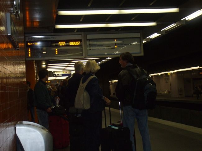 「ＲＥＲシャトル駅Ｂ③・Ｂ⑤ホーム」<br />フォーラム・デ・アールからＲＥＲシャトル駅に入る。キップはホテルで買い置き有、ＣＤＧまで＠8.7ユーロ。ＣＤＧ空港行きはＲＥＲのＢ③線。ホームには大きな旅行カバンをひっぱている旅行者が何人かいた。電光掲示板にはＢ⑤：Mitry Clayeの表示があった。Ｂ③とＢ⑤は途中で分かれるので要ケアなのだ。次もＢ⑤であった。旅行者はだんだん増えてホームは込み始めてきた。Ｂ⑤の電車には乗る人降りる人と共に少ない。次もＢ⑤であった。３０分は経過している。ホームの乗客がウロウロし始めた。何人かのグループの一人がどこかに足早に行った。電光掲示板にフランス人の若い男女がやってきた。グループの一人が帰ってきて何か仲間に報告している。そばに行ったが言ってることがわからない。若い男女も聞いている。電光掲示板はＢ⑤M・Clayeばかりであった。旅行者が電車の乗り口に集まり始めた。Ｂ⑤の電車が入ってきた。「シルブプレ ＣＤＧエアーポート？」若い女性の方に聞いた。「ウィ xyz…？」<xyz…？>が少し気になったが「メルシボクー」若い男女の後に続いて電車に乗り込んだ。この際流れに乗ってみるのだ。電車は北駅を過ぎ郊外に出た。フランスの田園風景を楽しむ余裕もなく、Ｂ③とＢ⑤の分岐駅Aulnay sous Boisにつく。降りる人はほとんどいない。鉄道ストライキのようである。「Ｂ⑤に行くようだったら、次の駅で降りて分岐駅まで戻ろうか」夫婦に不安がよぎる。しかし電車は次の駅に止まらなかった。？？？…次も通過。不安が増大する。電車は終点M・Claye駅までノンストップだった。「もーなるようにしかならない」ドキドキなのだ。