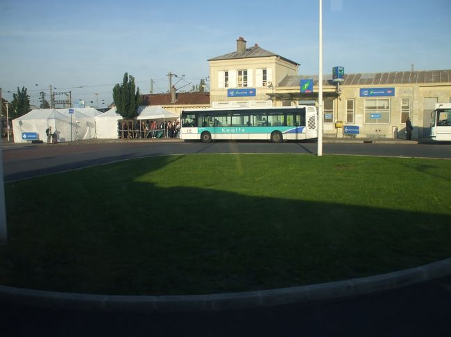 「Ｍ・Ｃlaye駅前 振替バス」<br />終点のM・Claye駅に到着。降りた乗客は駅建物脇のテントにゾロゾロ歩いて行く。ついて行くとテントに＜ＣＤＧ＞と書いたボール紙が張ってあった。バスが停まっている。「どうやらイイヨウダ！ＣＤＧに行けそうだ」夫婦はホットした顔を見合わせる。鉄道ストライキなのだ。振替バスなのだ。若い男女も一緒にバスに乗り込んできた。