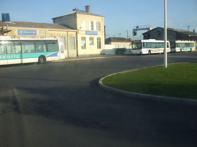 「Ｍ・Ｃlaye駅前 振替バス」<br />駅前は閑散としている。タクシーもいない。こんな寂しい所に夫婦２人でおっぽり出されたらパニックになる。空恐ろしいのだ。振替バス様様である。もちろんタダだった。