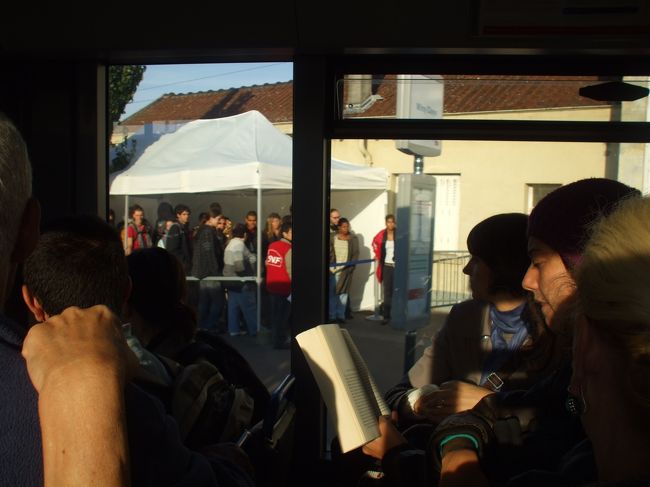 「バスを待つ人たち」