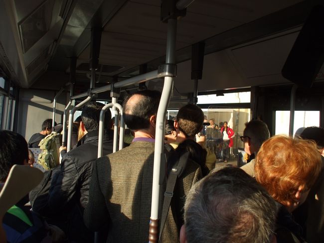 「混雑するバス車内」