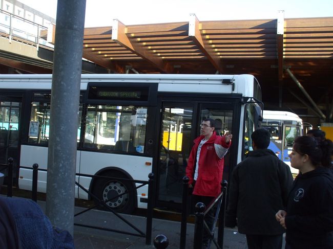 「ＣＤＧ空港に到着」