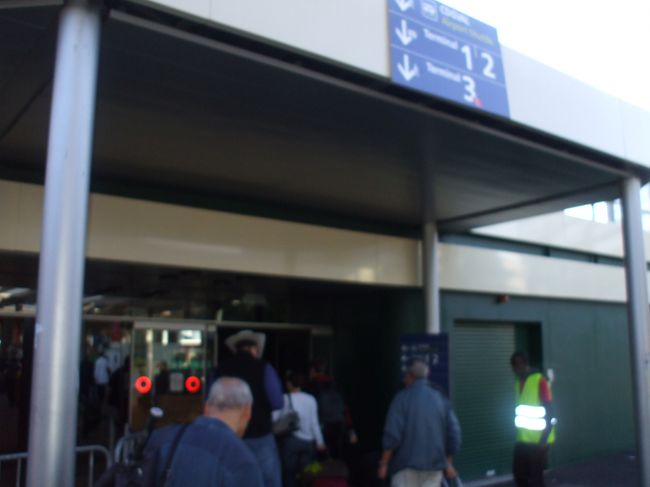 「お粗末な入口」<br />空港ビル正面でなく裏側の臨時の入口か、お粗末な入口からＣＤＧ入港。