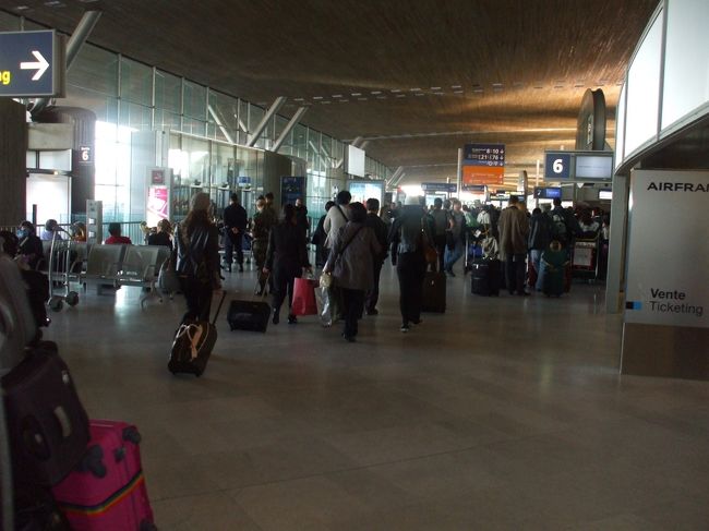 「チェックインフロアー」<br />入った所がもうチェックインフロアーであった。