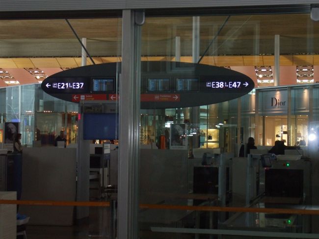 「セキュリティーチェック ゲート」<br />厳しいものでした。やはりテロ爆破予告があった影響だったのでしょう。文字通り裸になりました。<br />チェックゲートを通るとブー。ボデーチェックされました。ベルトの留金のようでしたが、肌身につけていた予備の現金入れを出すように言われました。肩掛けにしていたのと慌てているので首から取り出せない。ついに下着のシャツまで脱ぐ羽目になってしまったのだ。アフリカンの職員は無表情にソッポを向いている。「ジス マネー キャッシュ！」頭にきて怒鳴ってしまった。大人げない…「アイム ソリー」なのだ。職員はＸ線検査機にくっついていて、出てきた現金入れを大事そうに持ってきて手渡しで返してくれた。いい人なのかもしれない。