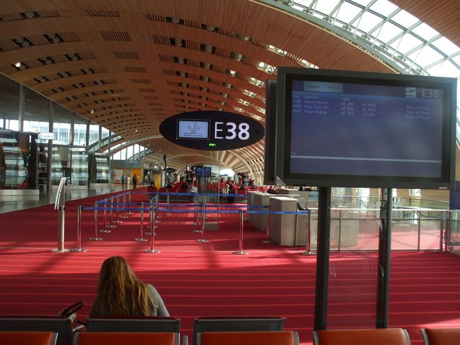 「ＡＦ２６４帰国ゲートＥ３８」<br />かくして我が夫婦のパリ散歩は終了したのだ。楽しかった。「シルブプレ」と「メルシー」だけでパリの街を堪能させてくれたのだ。いろいろの人に助けられた。パリ・ヴィジットの窓口職員、エッフェル塔の化粧の濃いフランスおねーさん、カフェ・テラスの陽気なお兄ちゃん、ヴェルサイユでの茶色いセーターの似合う青年、メトロ券売機を教えてくれたフランス人親子、ブラッスリー・プランタンのアントニー君、コンコルド駅で出合ったヴェトナムの若夫婦？コケタ家内に手を差し伸べてくれた若い女性など、旅先の親切は身にしみて有難かった。パリの街はやさしかったのだ。そのほかホテルのご主人夫妻、ＣＤＧの空港タクシーのドライバーまで、すべてパリでお世話になった人たちに感謝なのだ！「メルシーメルシーボクー！ボクー！」なのだ。<br /><br />コレにて「３７年ぶりのパリ散歩」の終了です。ながなが付き合っていただいた方に感謝！たいへん「メルシーボクー」なのです。