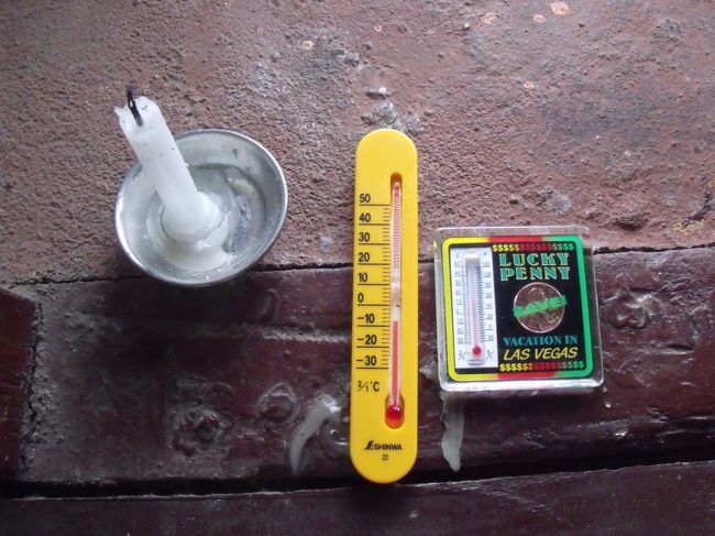 温度計が壊れてしまっていた。自分も含めて、あれだけ踏んだり、椅子代わりにしていたのだから仕方がない。ラスベガスで買ったラッキーコインの横についているあてがいな奴を使う。買うとき沢山並んだもののうち中間を指していた物だ。いつでも１０度前後を指している。<br /><br />廊下に子供用自転車があった。あんながたがた道では、危ないだろうに。親の愛情か。<br />