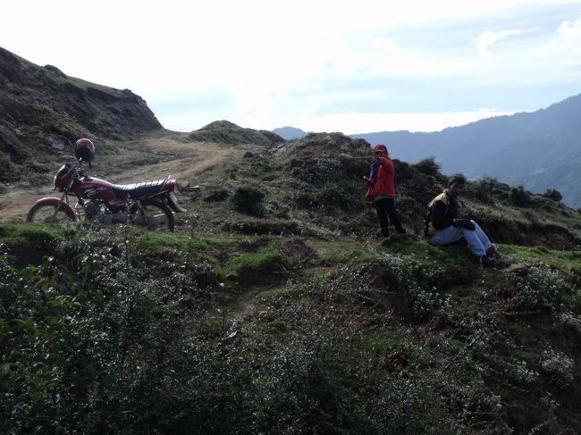 　９：３０峠（２３３４M)を越える。親子でバイクに乗って来ていた。<br />１１：４０SHIVAALAYA(１７７０M)休みなしであるく。自動車道が気に食わない。キムチを入れておく空き瓶を貰う。１個目は水を入れ振って洗っていると、水漏れするので替えてもらう。<br /><br />２：５０7KHARUBAS 屋根には大豆、軒下にはトウモロコシが干してある。<br />屋根材は、天然スレート。幼い兄弟にミルキーと氷砂糖をあげる。兄のほうはミルキーを先に食べ、弟は氷砂糖を食べている。兄のミルキーはすぐに食べてしまい、氷砂糖を口に入れるが、弟は口に氷砂糖が残っているのにまねをして、ミルキーを入れるものだから、口の中はあめだらけになり、もぐもぐしている。子供のころカンロあめが、大きかった思いがあるが、大人になったらこんなにも小さいものだったかなと思う。昔の飴はおおきかったのか？<br /><br />４：３０DEVRALI(２１９０M)小雨の中ベルギーのオッチャンとあとさきになる。<br />びっこの鶏が歩いている。よく見ると足に添え木がしてある。いろいろな鶏がいる<br />良さそ風のロッジはだめで、隣のいかにも安いロッジになった。