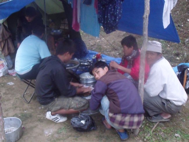 ロッジの上のほうに行ってみる。テント場があり、餃子の皮を作っている。<br />女の人に聞くと、スイスの人でこの近辺を１０日の予定で回るそうだ。<br /><br />地図を改めて見ると、ルクラとナムチョ間を、人差し指と親指とでコンパスにすると、ジリとルクラ間は６っつ分ある。間に５つの川が流れている。１日１つ分づつ６日かかる。<br /><br />子供と野球ごっこをする。杖で打つと思いがけず遠くに飛び、びっくりする。<br />空気が薄いから抵抗も少ないからだと思う。