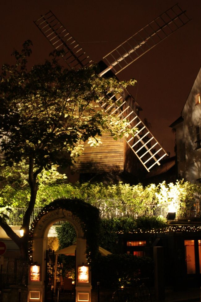 　<br />　　<br /><br />モンマルトルに残る風車<br /><br />　　「ムーラン・ド・ラ・ギャレット」<br /><br /><br /><br />今はレストランになっています。<br /><br />しっかり予習して、こんなお店で食事でも素敵だったなぁ。。