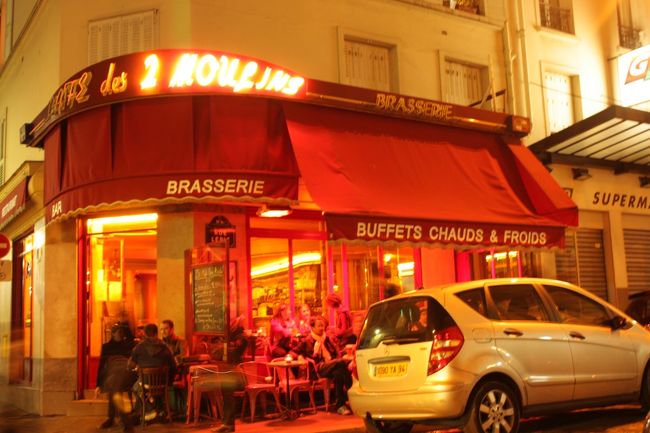　<br />映画「アメリ」の舞台となった、カフェ「Les Deux Moulins」<br /><br /><br />モンマルトルの丘から、メトロの駅へと下っている途中、偶然見つけました。<br /><br />観光という感じはなく、地元の人で賑わっていました。<br /><br />店内に飾っているアメリのポスターが目に付き、気がつきました。