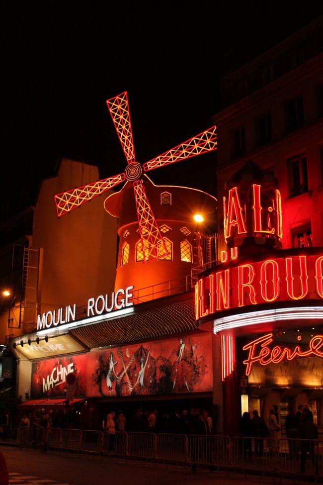 <br />なんだかんだ、夜のモンマルトルを観光しつつ、道に迷いつつで40分。<br /><br /><br />当初目指していたのとは違うメトロの駅「BLANCHE」に到着。<br /><br />目の前には「ムーラン・ルージュ」<br /><br /><br />この辺でホテルに戻ろうかと思いましたが、ルーヴル美術館までもうひと頑張り！<br />