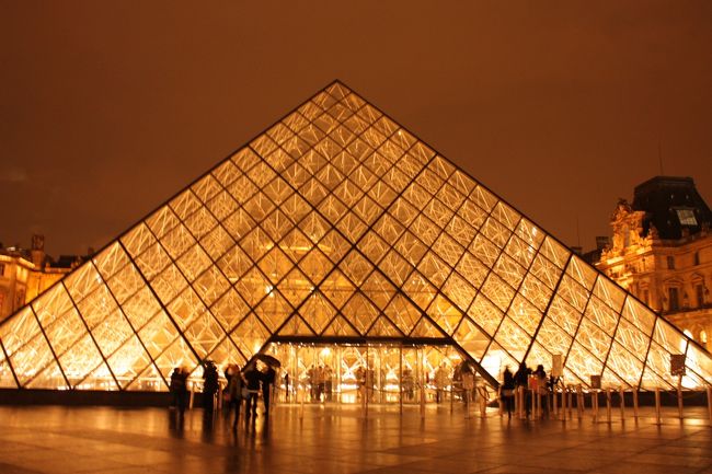 ふぅ〜、ライトアップ終わってなくてよかったぁ。<br /><br />パリの締めはルーヴル美術館（外観のみ）でした。<br /><br />今回はモロッコ旅行のついでに立ち寄った、かけ足のパリ旅行でした。<br /><br />そんな私たちでも十分楽しめたパリ。<br /><br />今度、南仏の方を周ってみるのもありだな、と思うのでした。<br /><br />.....................................................................<br /><br />（最後まで読んでいただき、ありがとうございました。）<br /><br />よろしければ、今回の旅行のメインであったモロッコ旅行記もご覧ください。<br /><br />マラケシュ編　http://4travel.jp/traveler/noixxx/album/10511827/<br />サハラ砂漠編　http://4travel.jp/traveler/noixxx/album/10513148/ <br />　　　　　　 　 　http://4travel.jp/traveler/noixxx/album/10516414/<br />エッサウィラ編　http://4travel.jp/traveler/noixxx/album/10516254/<br />