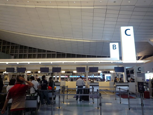 飛行機の出発時間は00時30分なので、22時過ぎにチェックインして、羽田空港の施設を見学しようとブラブラ。それにしても浜松町からモノレールで空港まで10数分です。本当に近い！