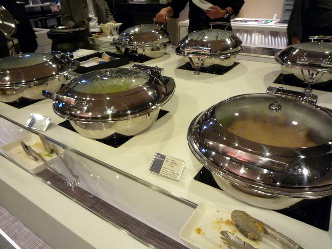 フライトはシンガポール航空だったので、ANAのラウンジを利用しましたが激混みでした。同じような時間に出発するフライトが多いのでしょうか。ほぼ満席に近い状態。<br />成田のラウンジとは違って、温かい食事が提供されています。カレーがあるみたいで、ラウンジの中はカレーの臭いだらけです（笑）<br />シャワールームも利用しようかと思いましたが、なんと20名待ちでした。相当前に来ないと利用できなさそうです。