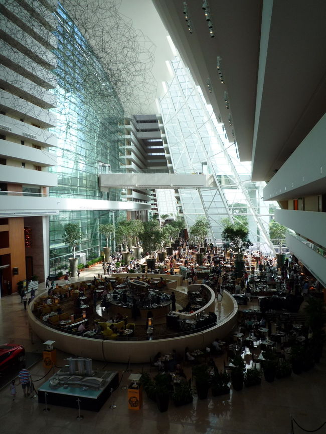 Marina Bay Sands マリーナベイサンズのロビーです。それにしても人・人・人！！こちらも大盛況のようで、約2500室あるホテルの部屋はこの週末満室だとか。朝食をとるのも一苦労なようで、大行列ができていました。