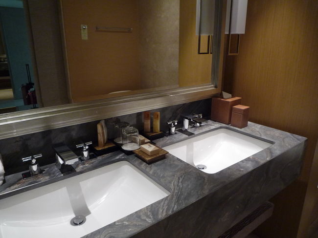 ダブルシンクは有難いです。このホテルが出来てすぐに泊まった人の話では、蛇口をひねったら茶色い水が出てきたそうですが・・・さすがに今回はまったく問題ありませんでした。