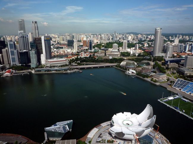 フラトンホテルやマーライオンを見下ろすこの絶景。夜来たら、夜景がきれいだったんだろうな・・・残念。