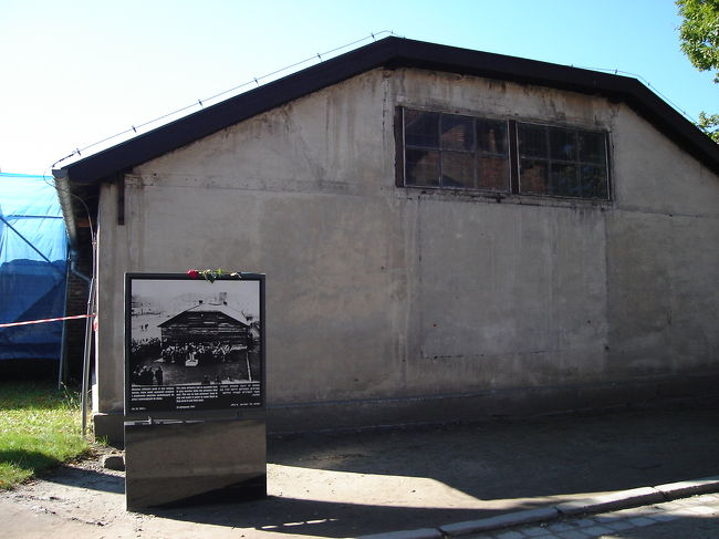 囚人用厨房<br /><br />The camp orchestra had to assemble here to play marches while the prisoners filed past. This was to help prisoner's keep in step and make it easier to count them as they went to and from work.