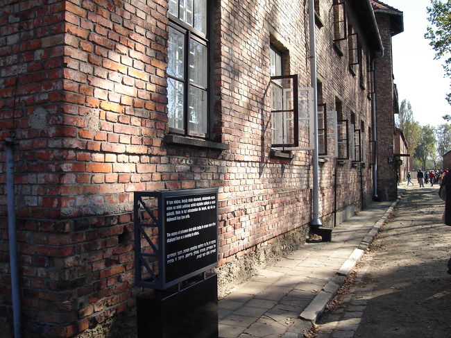 第24ブロック<br /><br />The corpses of prisoners shot while trying to escape were often displayed here as a warning to others.<br /><br />ここは入口の通りに面した棟です。毎日人がこの棟の前を行進して通ることから、見せしめとして逃亡を図った囚人の死体をさらす場に利用していたようです。