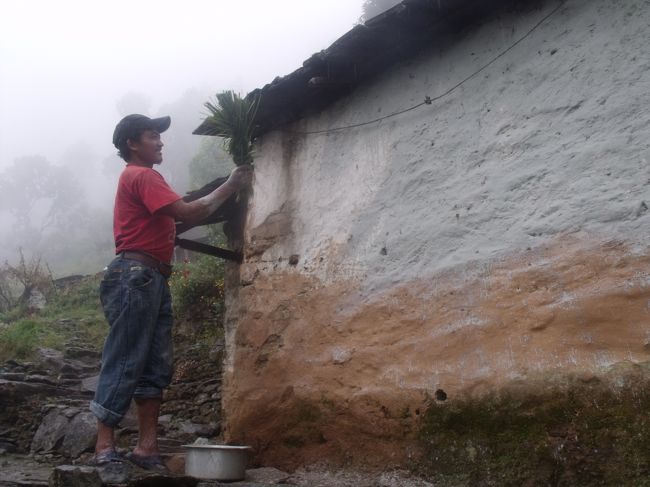 １１：３０<br />オレンジがたわわに生っている。３個３０RP１個はそのまま食べ、２個はジュースにしてもらう。この先にもたくさんあるかと聞くと、いくらでもあると言ったが、木からもぎ取る所はなかった。<br /><br />外壁にペンキを塗っている。それがほうきでたたきつけて塗っている。周りは雫でべたべた。<br /><br />１２：５５KENJA<br />明日はGOYAM３２２０Mまで登らないといけないので、今日はここまで。<br />ポリスチェックがある。名前とパスポートNOを書き込むのだが、エージェント名を書かなければいけないところにSIRANNJYA（知らんじゃ）と書き込む。