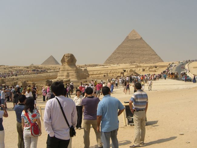 さぁさぁ入場して間近にスフィンクスを見ましょう♪<br /><br />ギザのピラミッドでもここでも世界各国からの観光客が多いです。