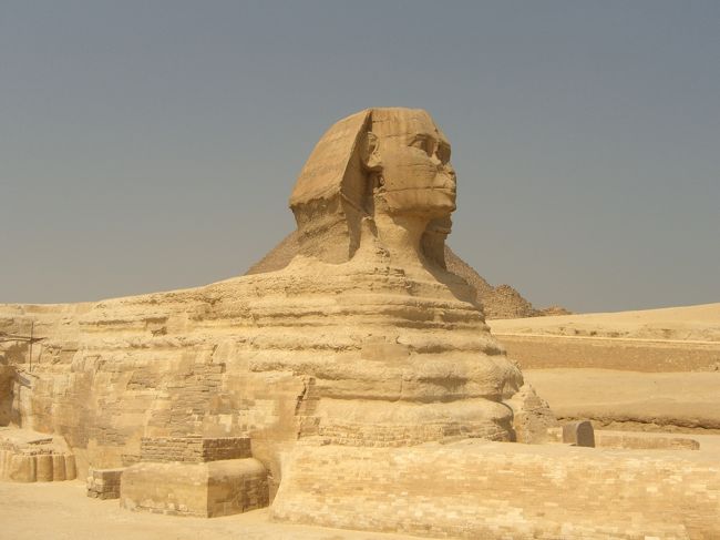 スフィンクス♪<br /><br />ライオンの体に人間の頭を持ちます。<br />古代エジプトの神殿でよく見られるポピュラーなデザイン。<br />スフィンクスという名前は「生きている像・あるいは再生復活の神」がなまったもの。<br /><br />数あるスフィンクス像の中でもギザのスフィンクスは長さ５７ｍ、高さ２０ｍもあり世界最大。<br /><br />このスフィンクス、ピラミッドのように石を組み合わせて建造されたのではなく１つの岩山を彫っているというのが驚き！