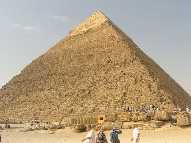 ②カフラー王のピラミッド<br /><br />クフ王の息子カフラー王の建造。<br />大きさはクフ王のピラミッドに続き２番目に大きい。<br />天辺近くには石灰石の外装が残り、白い帽子をかぶっているみたいに見えます。<br /><br />＜ﾋﾟﾗﾐｯﾄﾞﾃﾞｰﾀ＞<br />１辺の長さ＝215ｍ<br />傾斜角＝53.10度<br />元の高さ＝143.5ｍ<br />現在の高さ＝136.4ｍ