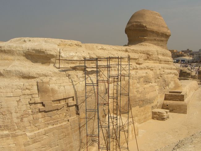 スフィンクスの後ろ姿。こんな風になっています。<br />スフィンクスの目線先は…ＫＦＣとピザハット？？？