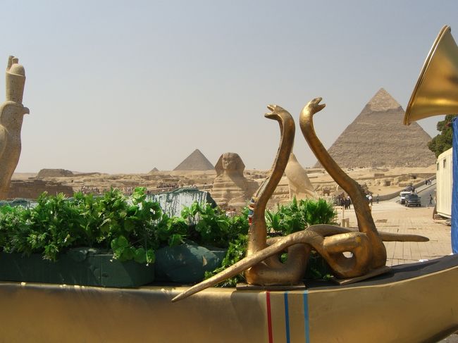 ３大ピラミッドを見渡せる正面の場所ではエジプトを舞台にした「アイーダ」のセットが組まれていました。<br /><br />こんなところで野外演劇を鑑賞できるなんてとても素敵♪<br />