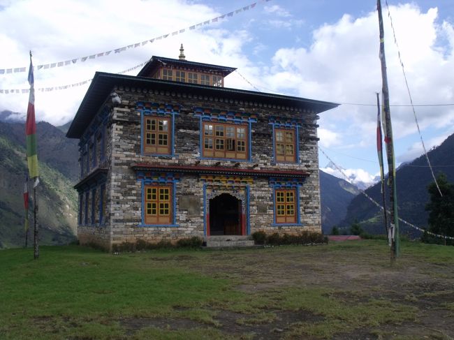 ２０１０年１０月１９日（火）血圧１５７−１０７恐ろしく高いあわてて薬を飲む今日は、２つの山ヒダと、２つの川を渡り、ルクラへと登る。<br />７：２０ロッジの裏に大きなパゴダがあるので登ってみる。さらに後ろに２階建てのゴンパがあった。遠くからも見えていた青い屋根の建物はこれだったんだ。<br />４年前に９７３０００RPで建てたとプレートに書いてあった。<br /><br />８：１５発　山ヒダの鼻先に行くようだ。<br />８：３５SOLUK HOMBUカリコーラの本村古いパゴダがある。<br />牛で鋤おこししている。牛の皮をそりにして引っ張り、泥を谷側に落としている。新しい田圃でも作ろうとしているのかもしれない。土取り場で、断層が生々しく見れた。ヒマラヤは動いている。<br /><br />１０：００BUPSA　カリコーラが眼下に見える。地図上では、くの字に緩やかに下り、少し急な道を上ったことになる。ゴンパでは少年僧がお経をあげている。<br />登山靴を脱ぐのが面倒なので、２０RPだけ椅子の上に置いてきた。けちだね〜<br />ラッパもなり始める。人の丈以上あるマニ車がパゴダの後ろにあった。<br /><br />　　　　