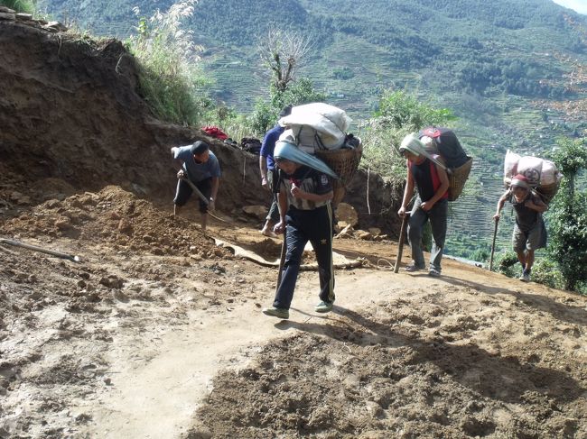１１：０５ルクラから２日目だと言う人に会う。<br />１１：２０雷が山の方で鳴っている。飛行機は飛んでいる。ルクラは雲の中。<br />１１：４５やっと１つ目の尾根を回ったようだ。ここまでずーと登り。<br />１２：２５KariLa３１４５Mパス眼下１５００Mぐらいにナムチェから流れ落ちてくる<br />DOdu KOSHI Nedeが見える。やっとエベレスト様の参道に入れる。<br />１３：２０発上ったり下ったりの下り坂<br />１４：５０あとルクラまで３時間だが、Paiya2730Mで泊まることにする。<br />　朝の段階では、この先Surkeで泊まる予定だったが、どうせナムチェまでに１泊しなければいけないし、高山病予防のためにもよいだろう。