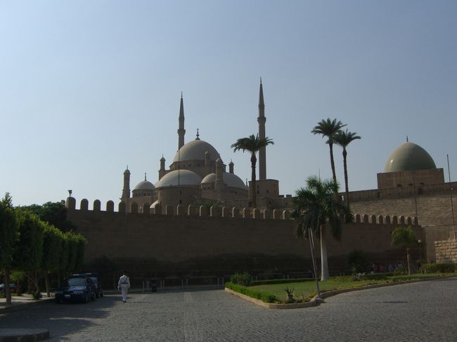 ムハンマド・アリ・モスク<br /><br />1824年ﾑﾊﾝﾏﾄﾞ･ｱﾘによって建設がｽﾀｰﾄし、ｲｽﾀﾝﾌﾞｰﾙのﾌﾞﾙｰﾓｽｸを模して造られたｵｽﾏﾝ様式の巨大なﾓｽｸ。<br />